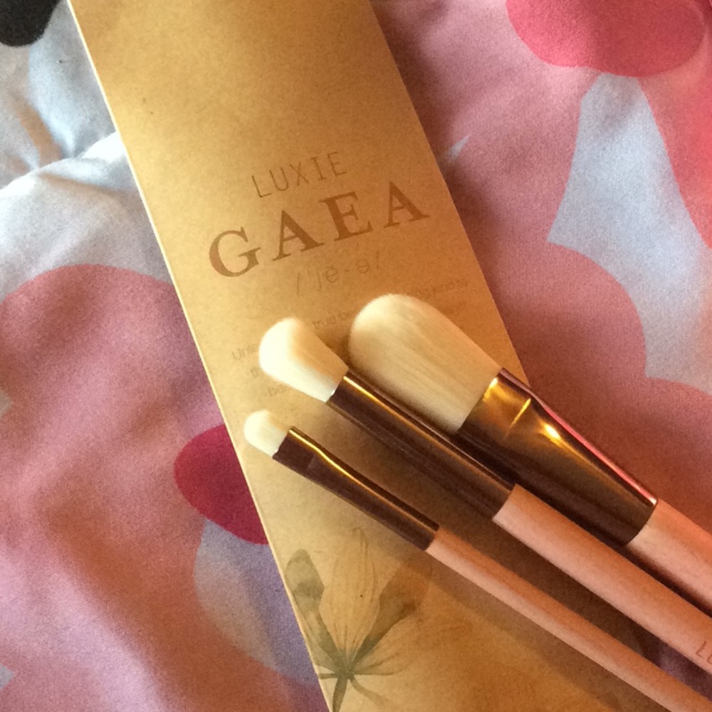 Lexie Gaea brushes